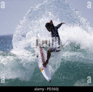 Los Angeles, California, USA. 5 Ago, 2018. Kanoa Igarashi compete in semifinale al Vans US Open di surf su Agosto 5, 2018 in Huntington Beach, California. Credito: Ringo Chiu/ZUMA filo/Alamy Live News Foto Stock