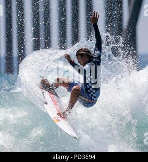 Los Angeles, Stati Uniti d'America. 5 Ago, 2018. Kanoa Igarashi del Giappone compete durante l'uomo finale in US Open surf in Los Angelels, gli Stati Uniti il 5 agosto 2018. Igarashi ha vinto il titolo dell'evento. Credito: Zhao Hanrong/Xinhua/Alamy Live News Foto Stock