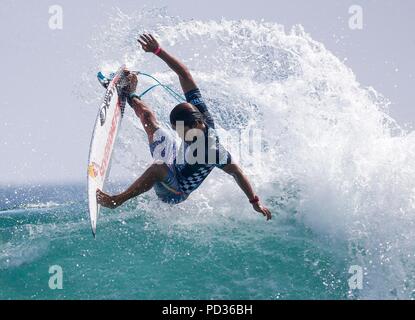 Los Angeles, Stati Uniti d'America. 5 Ago, 2018. Kanoa Igarashi del Giappone compete durante l'uomo finale in US Open surf in Los Angelels, gli Stati Uniti il 5 agosto 2018. Igarashi ha vinto il titolo dell'evento. Credito: Zhao Hanrong/Xinhua/Alamy Live News Foto Stock