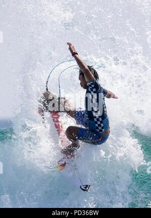 Los Angeles, Stati Uniti d'America. 5 Ago, 2018. Kanoa Igarashi del Giappone compete durante l'uomo finale in US Open surf in Los Angelels, gli Stati Uniti il 5 agosto 2018. Igarashi ha vinto il titolo dell'evento. Credito: Zhao Hanrong/Xinhua/Alamy Live News Foto Stock