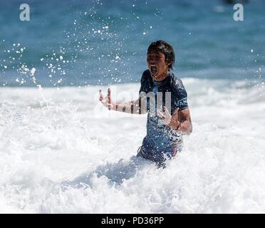 Los Angeles, Stati Uniti d'America. 5 Ago, 2018. Kanoa Igarashi del Giappone festeggia dopo l'uomo finale in US Open surf in Los Angelels, gli Stati Uniti il 5 agosto 2018. Igarashi ha vinto il titolo dell'evento. Credito: Zhao Hanrong/Xinhua/Alamy Live News Foto Stock