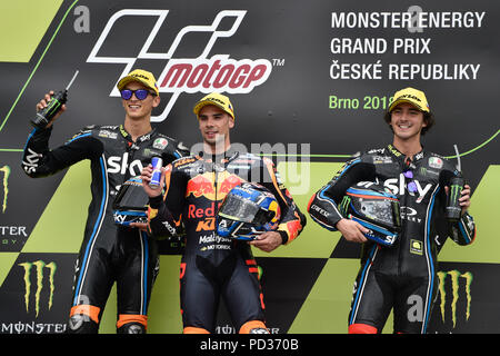 Brno, Repubblica Ceca. 05 Ago, 2018. Da sinistra terza FRANCESCO BAGNAIA d'Italia, vincitore MIGUEL OLIVEIRA del Portogallo e secondo Luca marini di Italia dopo il Gran Premio della Repubblica ceca decimo di moto da strada del Campionato del Mondo di evento nella categoria Moto2 a Brno, in Repubblica Ceca, 5 agosto 2018. Credito: Vaclav Salek/CTK foto/Alamy Live News Foto Stock