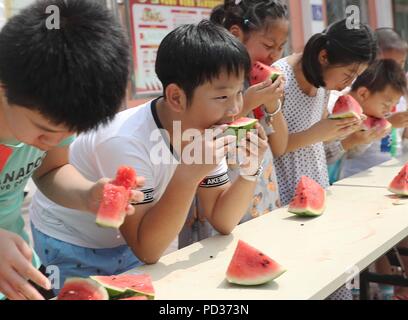 Qinhuangdao, Qinhuangdao, Cina. Il 6 agosto, 2018. Qinhuangdao, CINA-le persone che frequentano un cocomero eating contest in Qinhuangdao, nel nord della Cina di nella provincia di Hebei, segnando il caldo estivo e il prossimo autunno.Il termine solare 'inizio dell' autunno cadrà il 7 agosto 2018. Credito: SIPA Asia/ZUMA filo/Alamy Live News Foto Stock