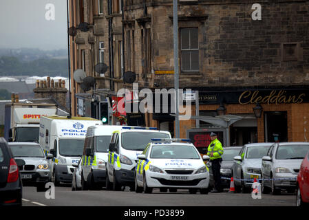 Glasgow, Scotland, Regno Unito 6 Kilbowie strada in Clydebank è la scena per le più recenti omicidi nella zona di Glasgow. Un uomo è morto ed un altro ferito come masse di forze di polizia è sceso sulla città la notte scorsa a sigillare la scena come il primo omaggio floreale è apparso questa mattina.. Gerard Ferry/Alamy news Foto Stock