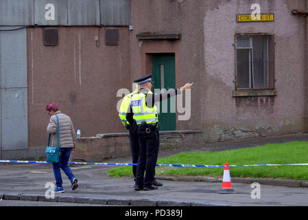 Glasgow, Scotland, Regno Unito 6 Kilbowie strada in Clydebank è la scena per le più recenti omicidi nella zona di Glasgow. Un uomo è morto ed un altro ferito come masse di forze di polizia è sceso sulla città la notte scorsa a sigillare la scena come il primo omaggio floreale è apparso questa mattina.. Gerard Ferry/Alamy news Foto Stock