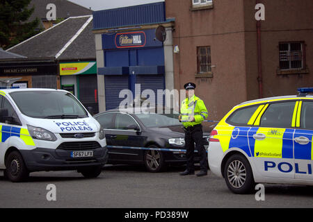 Glasgow, Scotland, Regno Unito 6 Kilbowie strada in Clydebank è la scena per le più recenti omicidi nella zona di Glasgow. Un uomo è morto ed un altro ferito come masse di forze di polizia è sceso sulla città la notte scorsa a sigillare la scena come il primo omaggio floreale è apparso questa mattina.. Gerard Ferry/Alamy news Foto Stock