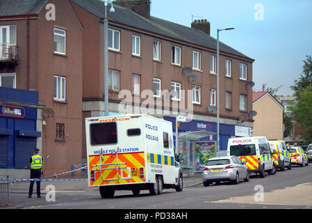 Glasgow, Scotland, Regno Unito 6 Kilbowie strada in Clydebank è la scena per le più recenti omicidi nella zona di Glasgow. Un uomo è morto ed un altro ferito come masse di forze di polizia è sceso sulla città la notte scorsa a sigillare la scena come il primo omaggio floreale è apparso questa mattina.. Gerard Ferry/Alamy news Foto Stock