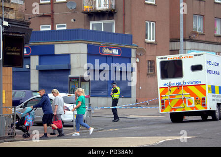 Glasgow, Scotland, Regno Unito 6 Kilbowie strada in Clydebank è la scena per le più recenti omicidi nella zona di Glasgow. Un uomo è morto ed un altro ferito come masse di forze di polizia è sceso sulla città la notte scorsa a sigillare la scena come il primo omaggio floreale è apparso questa mattina.. Gerard Ferry/Alamy news Foto Stock