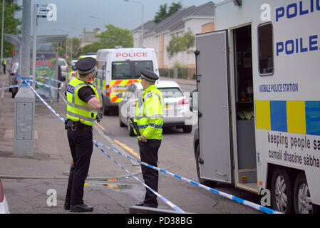 Glasgow, Scotland, Regno Unito 6 Kilbowie strada in Clydebank è la scena per le più recenti omicidi nella zona di Glasgow. Un uomo è morto ed un altro ferito come masse di forze di polizia è sceso sulla città la notte scorsa a sigillare la scena come il primo omaggio floreale è apparso questa mattina.. Gerard Ferry/Alamy news Foto Stock