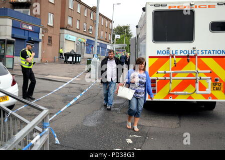 Glasgow, Scotland, Regno Unito 6 Kilbowie strada in Clydebank è la scena per le più recenti omicidi nella zona di Glasgow. Un uomo è morto ed un altro ferito come masse di forze di polizia è sceso sulla città la notte scorsa a sigillare la scena come il primo omaggio floreale è apparso questa mattina.. Gerard Ferry/Alamy news Foto Stock