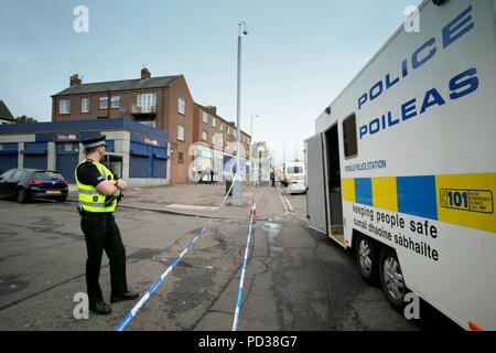 Glasgow, Scotland, Regno Unito 6 Kilbowie strada in Clydebank è la scena per le più recenti omicidi nella zona di Glasgow. Un uomo è morto ed un altro ferito come masse di forze di polizia è sceso sulla città la notte scorsa a sigillare la scena come il primo omaggio floreale è apparso questa mattina.. Gerard Ferry/Alamy news Foto Stock