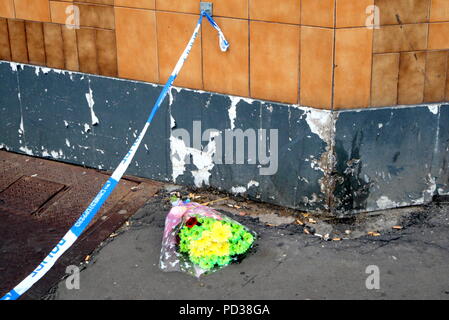 Glasgow, Scotland, Regno Unito 6 Kilbowie strada in Clydebank è la scena per le più recenti omicidi nella zona di Glasgow. Un uomo è morto ed un altro ferito come masse di forze di polizia è sceso sulla città la notte scorsa a sigillare la scena come il primo omaggio floreale è apparso questa mattina.. Gerard Ferry/Alamy news Foto Stock