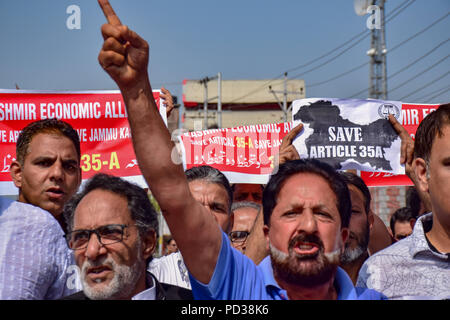 Il Kashmir. 6 agosto 2018. Membri del Kashmir alleanza economica grida slogan durante una manifestazione di protesta contro la proposta di distacco dell'articolo 35a nello stato. La legge definisce quali residenti permanenti di stato possono acquistare e possedere proprietà e impedisce la non-locali da acquistare o il possesso di proprietà. Credito: Idrees Abbas SOPA/images/ZUMA filo/Alamy Live News Foto Stock