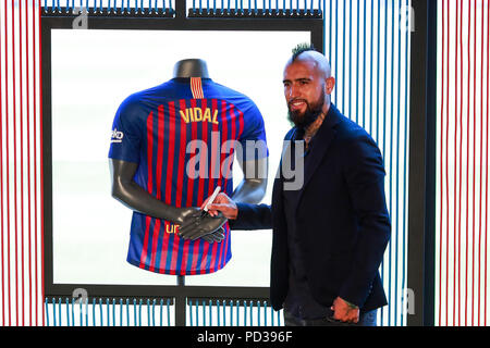 Barcellona, Spagna. Il 6 agosto 2018. Il 6 agosto, 2018. Camp Nou, Barcellona, Spagna - Presentazione di Arturo Vidal come nuovo giocatore del FC Barcelona, Barcelona Credit: AFP7/ZUMA filo/Alamy Live News Foto Stock