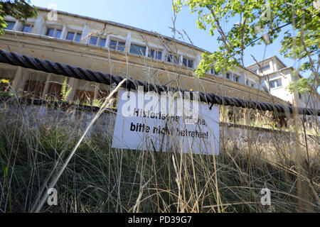 Wustermark, Germania. 06 Ago, 2018. Le finestre della sala da pranzo delle nazioni sono inchiodate con i pannelli presso l'ex villaggio olimpico dei Giochi Estivi del 1936. I lavori di ristrutturazione del villaggio su i limiti della città di Berlino sarà più costoso di quanto previsto in origine. "L'importo di 50 milioni di euro sarà certamente considerevolmente superato", ha detto un portavoce di terraplan. La società ha assunto una grande parte del sito. Credito: Wolfgang Kumm/dpa/Alamy Live News Foto Stock