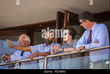 Princess Anne visite Cowes RNLI scialuppa di salvataggio Station 6 Agosto 2018 con mio marito Sir Tim Laurence Foto Stock