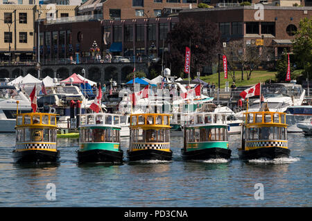 Victoria, Canada. 4 Luglio, 2018. Piccolo porto traghetti taxi eseguire una sincronizzazione "Ferry Boat Ballet" per folle a porto interno durante celebrazioni British Columbia il giorno 4 agosto 2018 in Victoria, BC, Canada. Credito: Planetpix/Alamy Live News Foto Stock