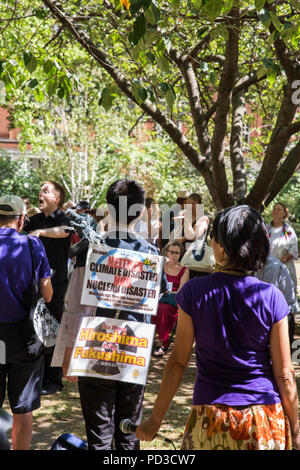 Londra, Regno Unito. 6 agosto 2018. I sostenitori della pace stare sotto l'Hiroshima commemorativo ciliegio in Tavistock Square per l annuale Giornata di Hiroshima anniversario per ricordare le vittime del bombardamento atomico e le guerre in tutto il mondo. Credito: Mark Kerrison/Alamy Live News Foto Stock