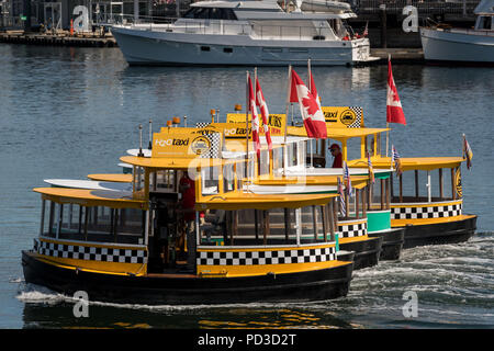 Victoria, Canada. 4 Luglio, 2018. Piccolo porto traghetti taxi eseguire una sincronizzazione "Ferry Boat Ballet" per folle a porto interno durante celebrazioni British Columbia il giorno 4 agosto 2018 in Victoria, BC, Canada. Credito: Planetpix/Alamy Live News Foto Stock