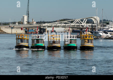 Victoria, Canada. 4 Luglio, 2018. Piccolo porto traghetti taxi eseguire una sincronizzazione "Ferry Boat Ballet" per folle a porto interno durante celebrazioni British Columbia il giorno 4 agosto 2018 in Victoria, BC, Canada. Credito: Planetpix/Alamy Live News Foto Stock