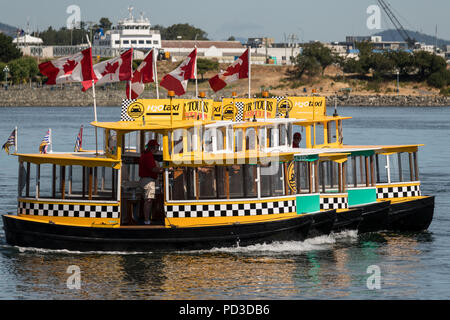 Piccolo porto traghetti taxi eseguire una sincronizzazione "Ferry Boat Ballet" per folle a porto interno durante celebrazioni British Columbia il giorno 4 agosto 2018 in Victoria, BC, Canada. Foto Stock