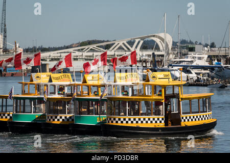 Piccolo porto traghetti taxi eseguire una sincronizzazione "Ferry Boat Ballet" per folle a porto interno durante celebrazioni British Columbia il giorno 4 agosto 2018 in Victoria, BC, Canada. Foto Stock