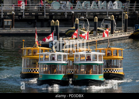 Piccolo porto traghetti taxi eseguire una sincronizzazione "Ferry Boat Ballet" per folle a porto interno durante celebrazioni British Columbia il giorno 4 agosto 2018 in Victoria, BC, Canada. Foto Stock