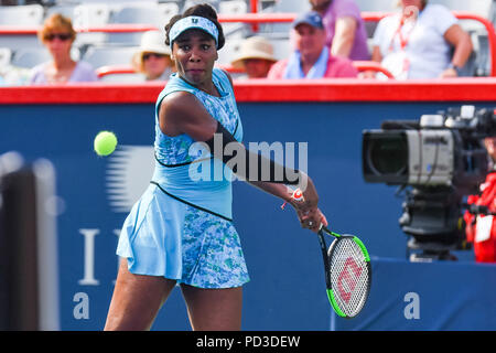 MONTREAL, QC - 06 agosto: Venus Williams (USA) restituisce la palla durante la sua prima partita a WTA Coupe Rogers il 6 agosto 2018 a IGA Stadium di Montréal, QC (foto di David Kirouac/Icona Sportswire) Credito: Cal Sport Media/Alamy Live News Foto Stock