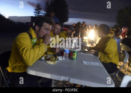 Ukiah, California, Stati Uniti d'America. Il 6 agosto, 2018. Ukiah, California, Stati Uniti - I membri di Culver City Fire Department godetevi un pasto fornito da un taco carrello parcheggiato al di fuori del complesso di Mendocino Incident Command Post. Credito: Neal acque/ZUMA filo/Alamy Live News Foto Stock