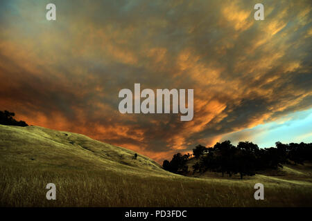 Ukiah, California, Stati Uniti d'America. Il 6 agosto, 2018. Ukiah, California, Stati Uniti - Il fumo aumenta al di sopra di colline a nord del lago. Credito: Neal acque/ZUMA filo/Alamy Live News Foto Stock