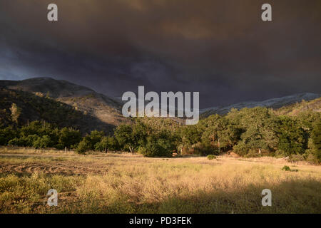 Ukiah, California, Stati Uniti d'America. Il 6 agosto, 2018. Ukiah, California, Stati Uniti - Il fumo aumenta al di sopra di colline a nord del lago. Credito: Neal acque/ZUMA filo/Alamy Live News Foto Stock