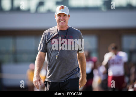 Agosto 06, 2018: Washington Redskins head coach Jay Gruden capi per i campi pratica durante il 2018 training camp a Bon Secours Washington Redskins Training Center di Richmond, Virginia. Scott Taetsch/CSM Foto Stock