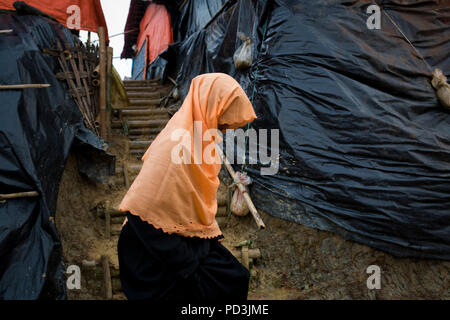 COX'S BAZAR, BANGLADESH - agosto 04 : Una donna visto all'interno di un campo di rifugiati in Cox bazar , Bangladesh il 04 agosto 2018. Foto Stock