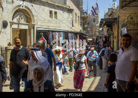 11 maggio 2018 folla di gente del posto e i turisti affollano la trafficata Via Dolorosa nella vecchia città murata di Gerusalemme Israele in un assolato pomeriggio di venerdì Foto Stock