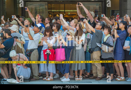 Giapponese ed estero pubblico al Gion Matsuri, Kyoto, Giappone, 2018 Foto Stock