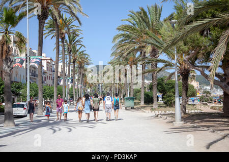 La gente che camminava sul lungomare nel percorso di Sitges, Spagna Foto Stock