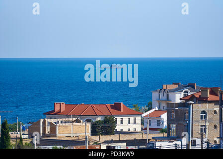 Una vista delle case in costruzione, cielo e un sottomarino in mare. Foto Stock