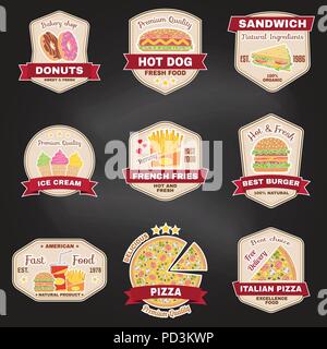 Set di fast food scudetti, banner o loghi, emblemi. Gli elementi sul tema del ristorante business. Illustrazione Vettoriale. Illustrazione Vettoriale