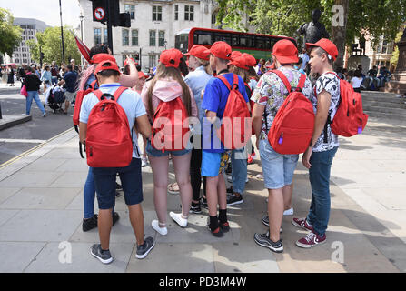 Gruppo di adolescenti scuola bambini su un viaggio turistico,Piazza del Parlamento,London.UK Foto Stock