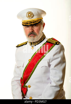 Carattere fictional : Governatore Babala con il bianco pieno uniforme, red onorifico anta e ufficiale della PAC, Foto Stock