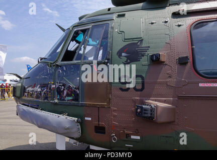 Singapore - Feb 10, 2018. I dettagli di come332M Super Puma elicottero del Singapore Air Force (RSAF) sul display in Changi, Singapore. Foto Stock