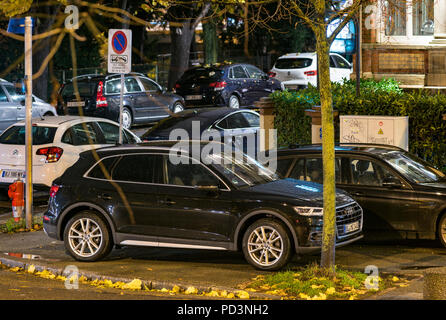 Le auto parcheggiate sul marciapiede di notte, Strasburgo, Alsazia, Francia, Europa Foto Stock