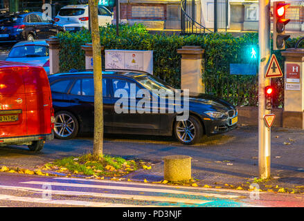 Le auto parcheggiate sul marciapiede di notte, attraversamento pedonale, semafori, Strasburgo, Alsazia, Francia, Europa Foto Stock