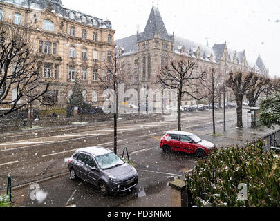 Le auto parcheggiate sul marciapiede, tempesta di neve, Strasburgo, Alsazia, Francia, Europa Foto Stock