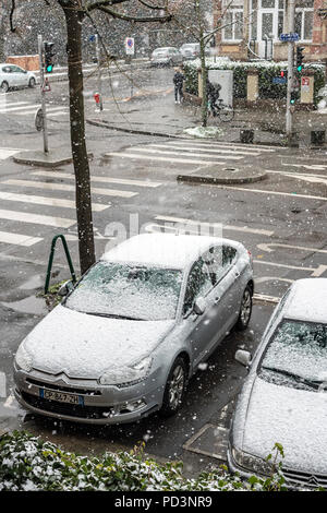 Le auto parcheggiate sul marciapiede, tempesta di neve, Strasburgo, Alsazia, Francia, Europa Foto Stock
