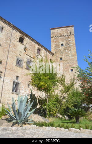 Castillo de Trujillo, parte del castello e la scuola nella parte superiore di Trujillo in Estremadura, Spagna. Foto Stock