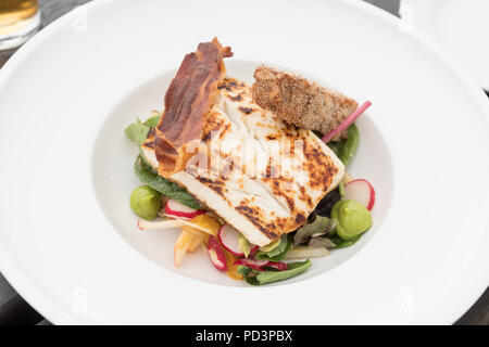 Hallibut alla griglia con avocado, Apple, raddish, peperoncino e arancione pancella croccante e arancini di noce - The Boathouse, Isle of Gigha, Scozia Foto Stock