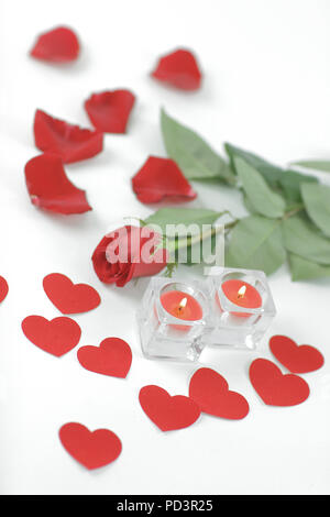 Concetto romantico .candela che brucia e red rose . foto con copia Foto Stock