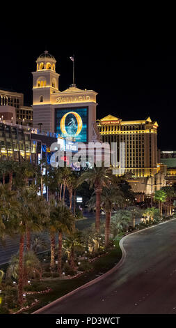 Scena notturna di una sezione della famosa Las Vegas Strip popolare per i suoi casinò e divertimento con vista parziale del Bellagio e Caesars Palace Foto Stock