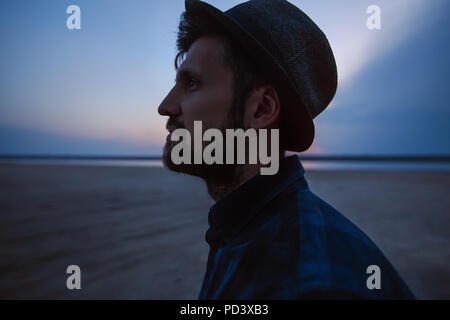 Uomo in hat sulla spiaggia al tramonto, Odessa, Ucraina Foto Stock